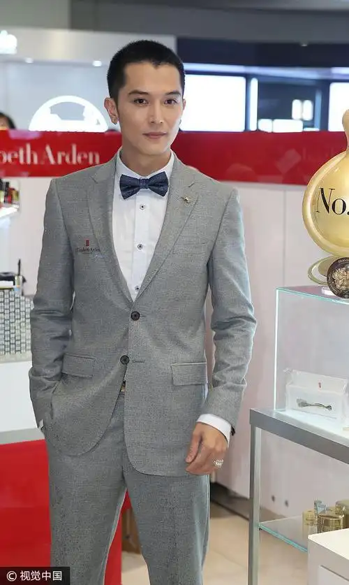 图片来源:unioncom/视觉中国艺人邱泽西装革履.