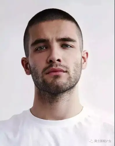 板寸关键词:硬朗,利索特点:板寸,长度只有一寸,头顶非常平,头发短而