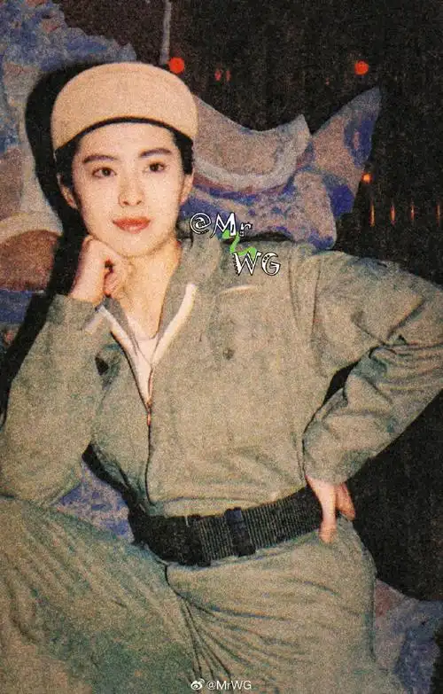 王祖贤超话#独家扫描#还是整理旧杂志和文件夹,那些零散的,没按照单个