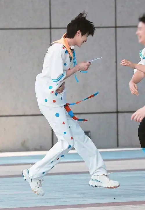 跑男路|抱着小熊的蔡徐坤看了谁不陷入