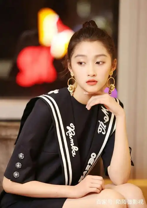 173关晓彤与168迪丽热巴,撞短裤后谁美腿被吊打,网友:一目了然