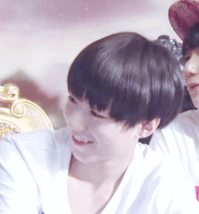 tfboys王俊凯帅哥小鲜肉gif动图_动态图_表情包下载_soogif