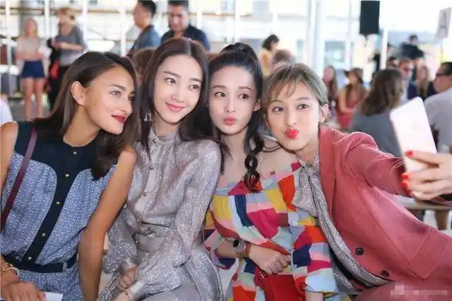 杨幂穿一字肩这么好看,竟然还是被李沁给秒杀了!