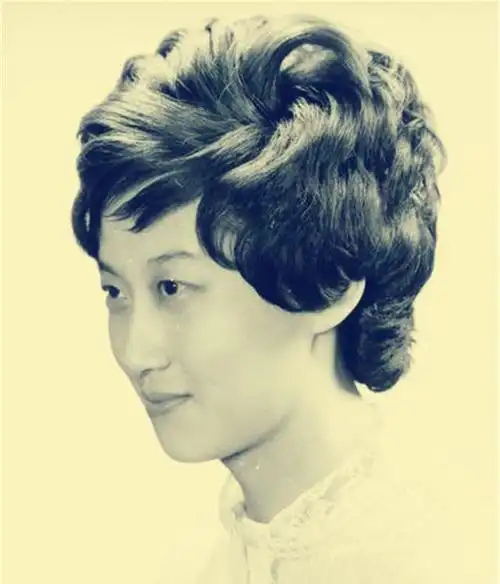 老照片:80年代中国妇女的时髦发型,图6发型一直流行到现在