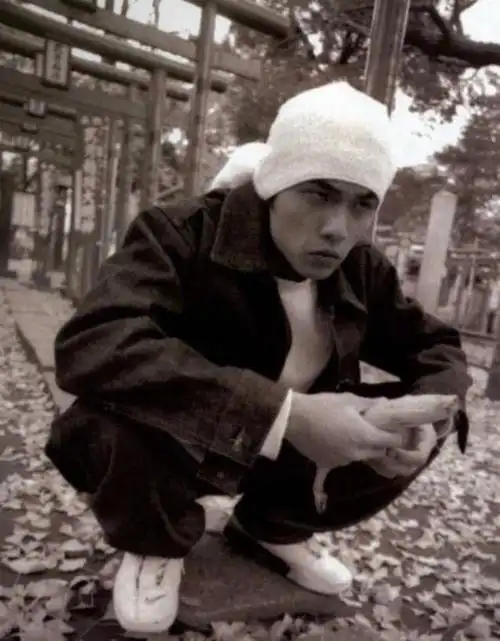 周杰伦复古时尚周杰伦旧照周杰伦把胡萝卜当笛子吹的样子真的是超级