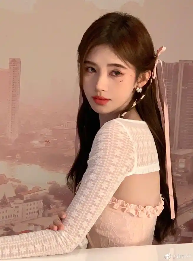 鞠婧祎晒美照祝大家五一快乐