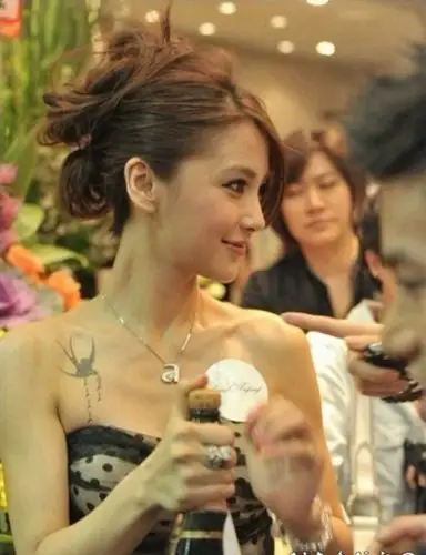 angelababy纹身