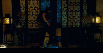 饰演  一头"洪荒野兽",动不动抡起大锤,把人击飞.