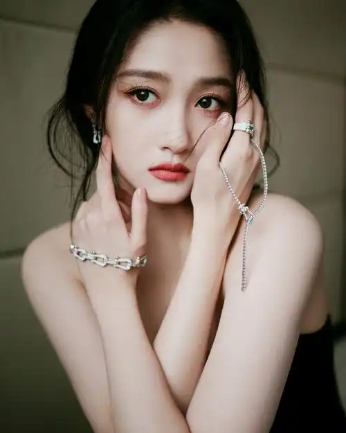 关晓彤黑色丝绒羽毛裙##关晓彤第四套造型