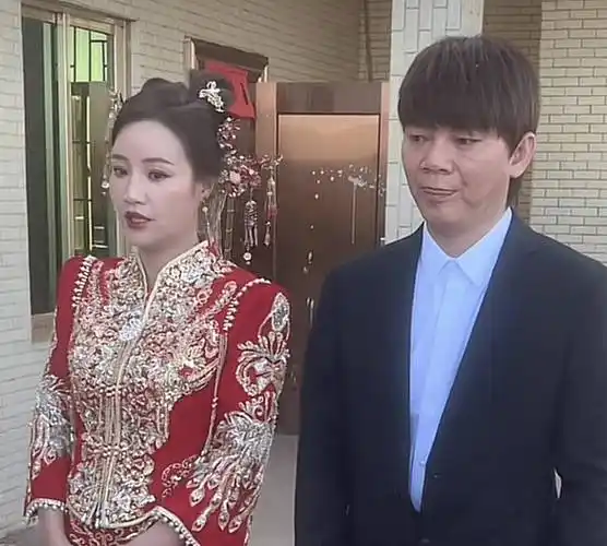 38岁歌手六哲返回老家补办婚礼!