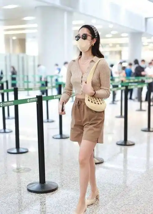 原创杨采钰机场穿搭真大胆露脐针织衫故意解开纽扣上v下a太显瘦