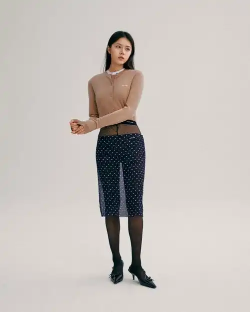 赵今麦波点纱裙#这个裙子真的是风格轻灵简约,学院风毛衣与薄裙,丝