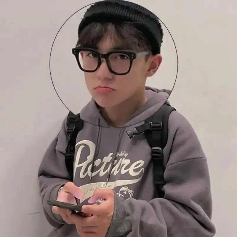 谁能拒绝拍照撅嘴的余庆伟呢#余庆伟 #人鱼线的pdd #宝藏 - 抖音