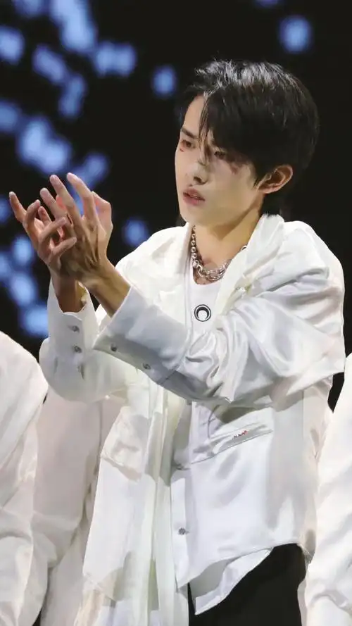 易烊千玺玊尔演唱会视频