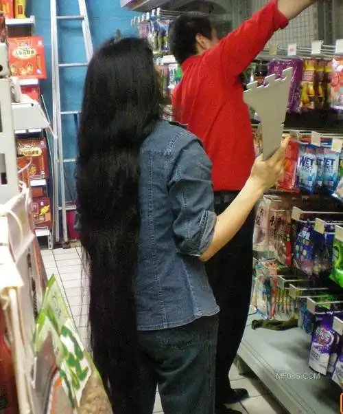 小超市中的超长发女