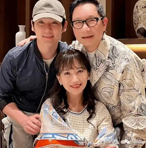 赵雅芝携子回内地隔离结束后吃豪华大餐儿子打扮朴素难掩帅气