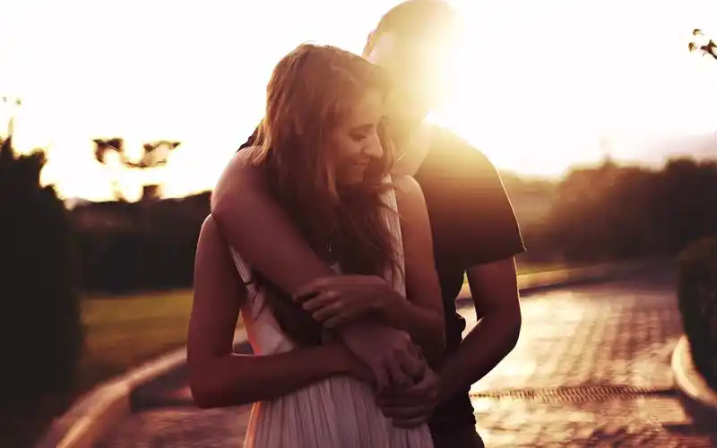 幸福的温暖拥抱壁纸图片