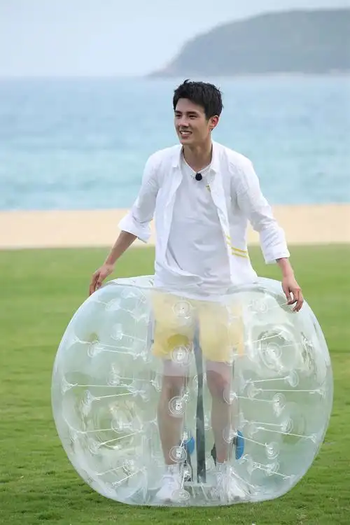 休息的时候,刘昊然不仅会坚持篮球,游泳,健身等运动,他更是想利用难得