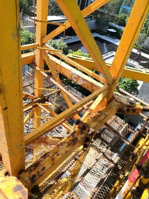 3#塔机最上一道附墙处未安装内撑杆