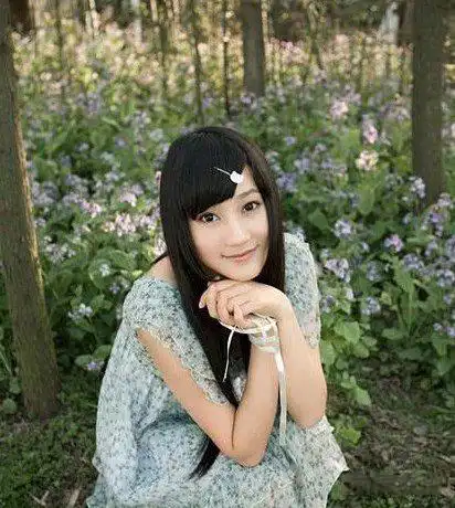 井柏然的女友叫李恩倩,俩人在读书时候认识,那时候井柏然还没出道