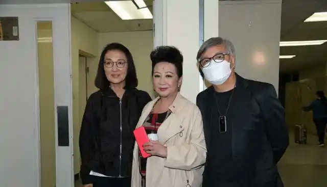 据悉,2月28日,吴孟达病逝当天,侯珊燕及子女憔悴离开医院,两名前任