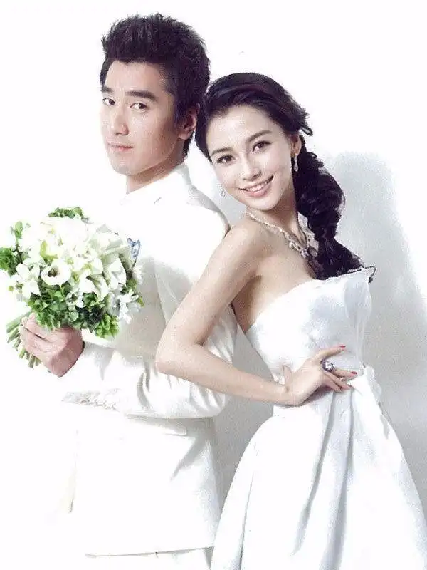 杨洋和郑爽在电视剧《微微一笑很倾城》中饰演的情侣最后成为夫妻,"