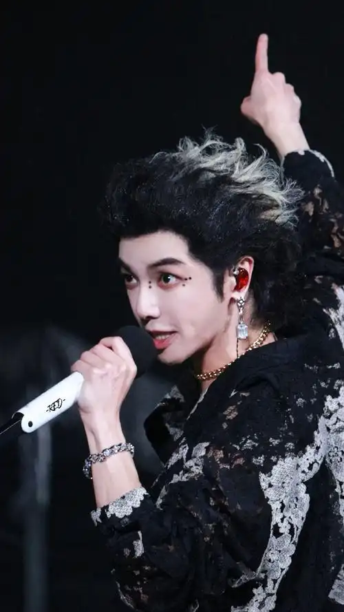 华晨宇超话#2023华晨宇火星演唱会#真的好喜欢这套衣服,感觉看见了爹