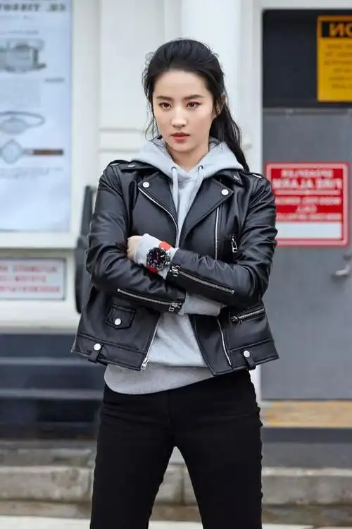 刘亦菲又长了一大截,身上的牛仔裤太普通,拜拜肉都勒出来了