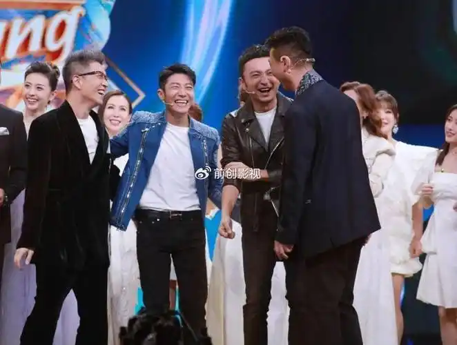 虽说撒贝宁的身高不是优势,但才华横溢且幽默风趣,颇有异性缘,感情史