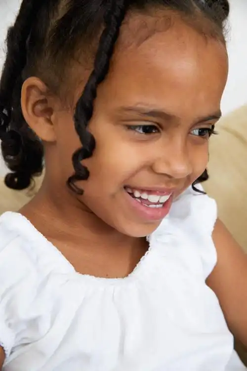 西方人,儿童,一个人,坐,笑,微笑,露齿笑,竖图,俯视,室内,白天,裙子