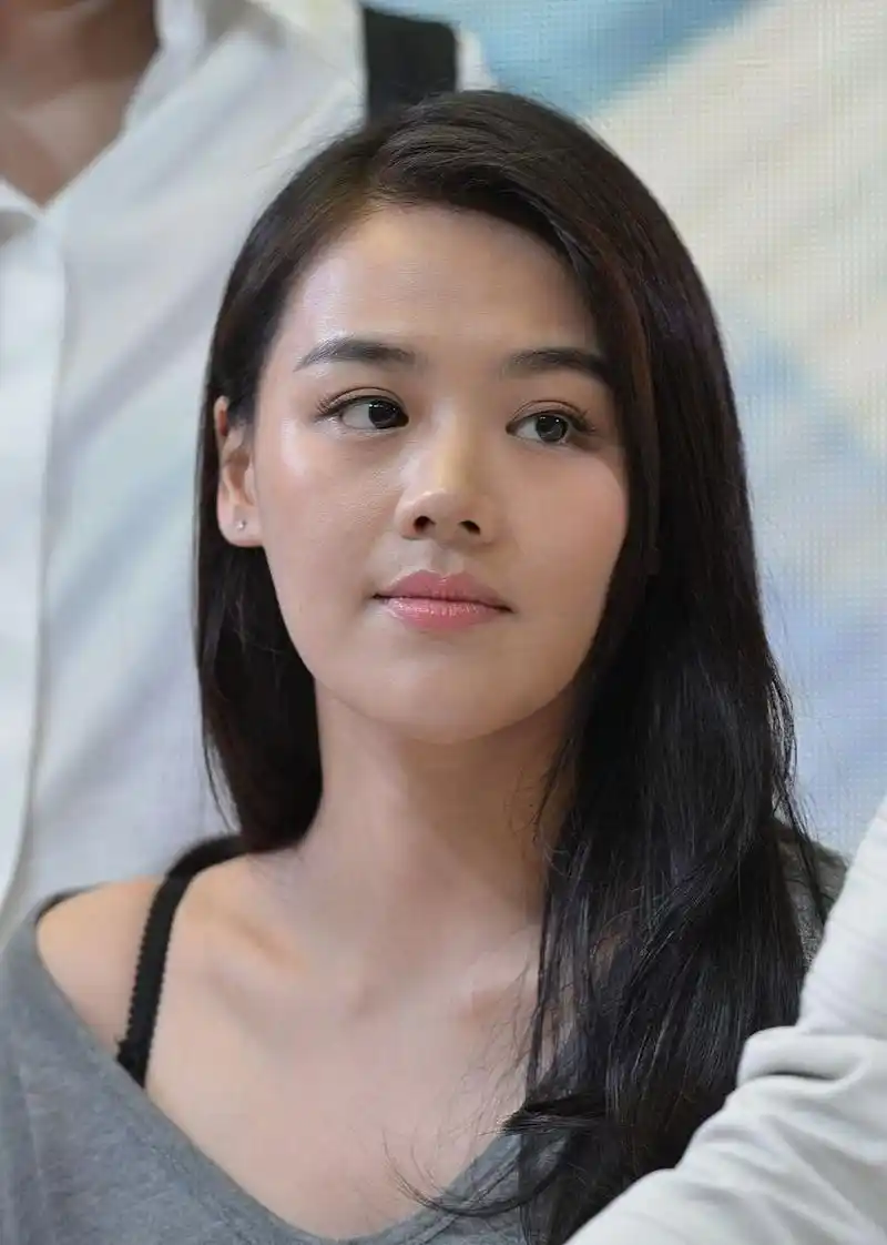 马思纯晒搞怪表情自拍,网友:瘦得都老了!