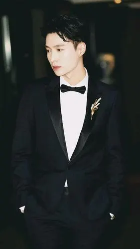 张艺兴 黑发掀起刘海真的不错子