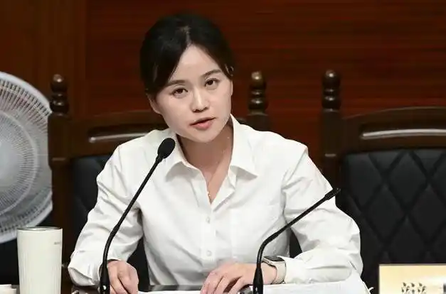 第一公诉人  郭亦嘉奉贤检察华东理工第一场法官助理 刘丹,胡玉洁