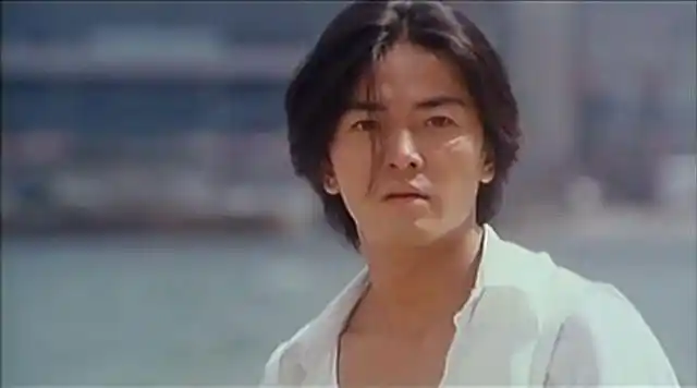 1995年,28岁的郑伊健决定下海去拍风月片,因为他宁愿出卖色相也不愿去