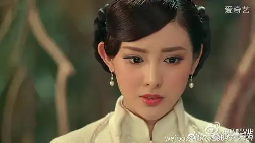 彭小苒天生就是眉骨高有点突出