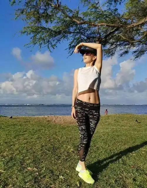 原创44岁牛莉近照曝光穿衬衣留条缝少扣两颗扣子老公还是隐形富豪