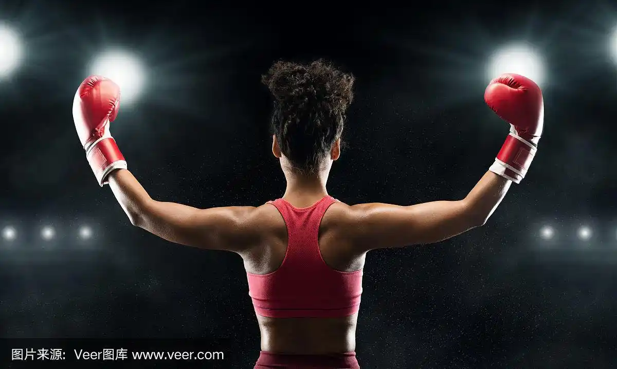黑人女拳击手冠军庆祝胜利的背影