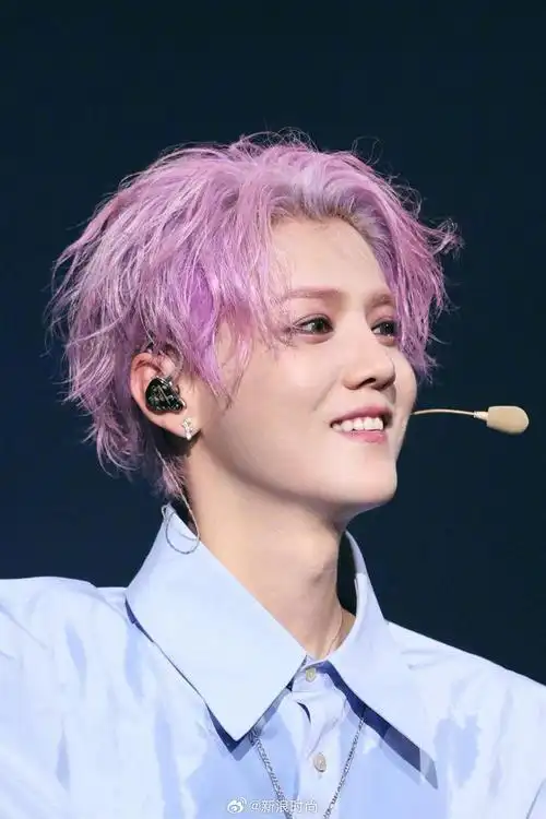 鹿晗@m鹿m 佩戴maisonalt forest alt 系列 woody circle