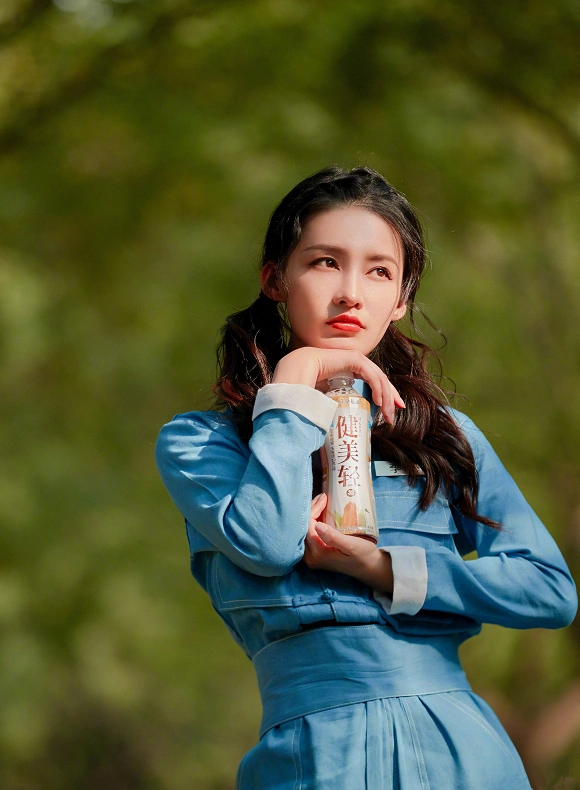 李沁18岁旧照,刚出道颜值惊艳,是否纯天然一眼便知