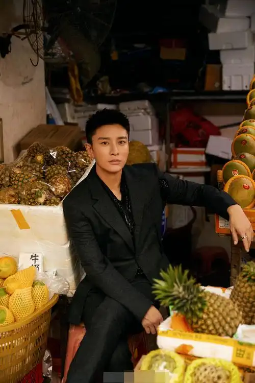 贾乃亮的gq出图怎么回事咋跑到菜市场了出奇制胜吗