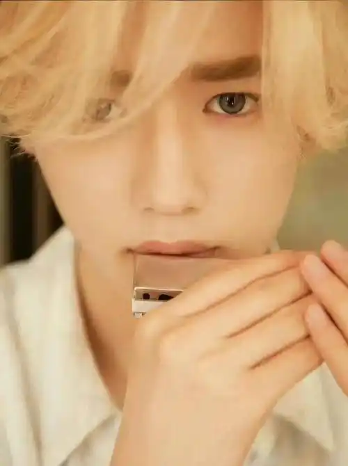 首次尝试染发就挑战这么大胆颜色的@时代少年团-宋亚轩,更让我感到