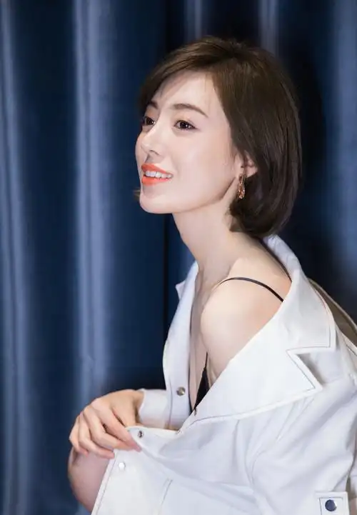 何美璇性感活动照图片