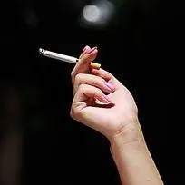 手拿点燃的香烟图片什么意思