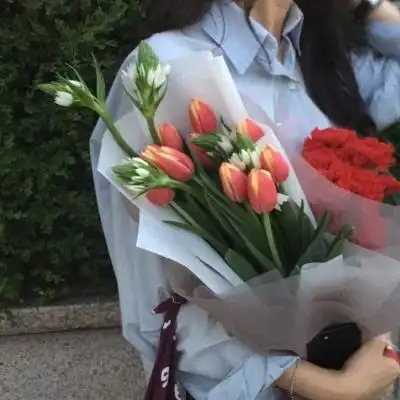 手拿玫瑰花/我带着浪漫将你入怀_唯美图片_我要个性网