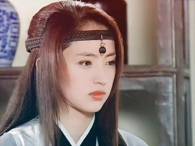 "女神龙"董璇的上位秘史,巅峰时期为爱隐退,如今她怎么样了?