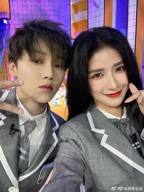 看到老公了 谢谢美女[女孩儿]@是蔡卓宜 . 来自快去读书· - 微博