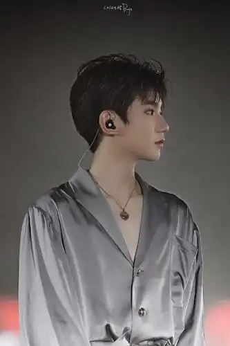 王源的锁骨杀肌肉秀大长腿男生羡慕女生爱到不行