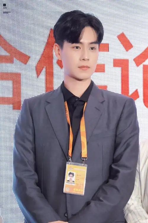 胡一天超话220901 服贸会9697帅(证件照除外#胡一天服贸会海洋色