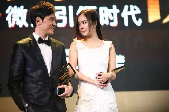 图文:网络盛典现场-冯绍峰杨幂台上眼神交流