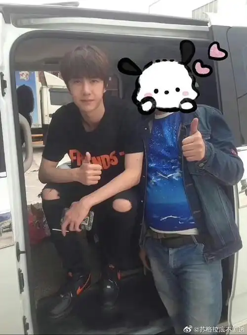 与素人合照#考古的风终继续吹向@uniq-王一博早期那些弥足珍贵的合影